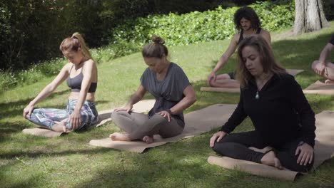 Gente-Descalza-Practicando-Yoga-En-El-Parque